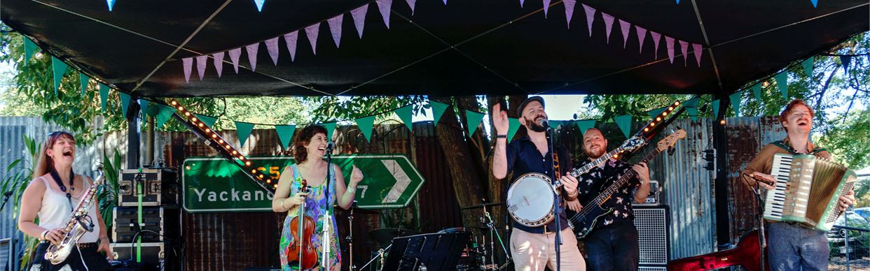 Kew Court House Live: Backyard Banjo Club