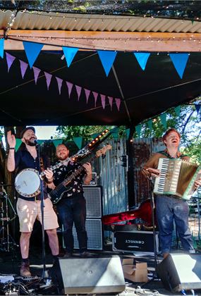 Kew Court House Live: Backyard Banjo Club